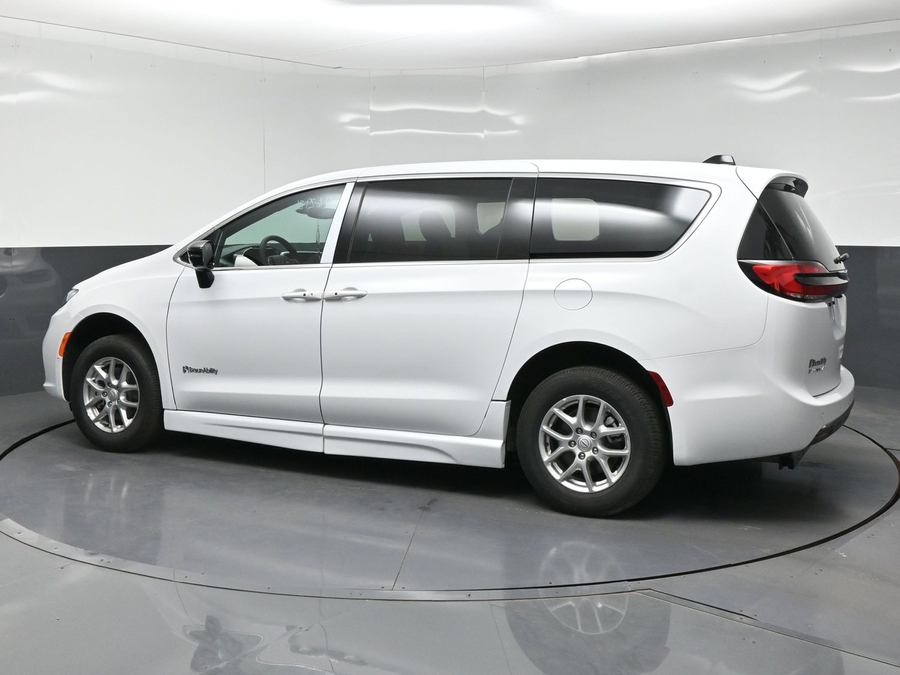 White Chrysler Pacifica image number 1