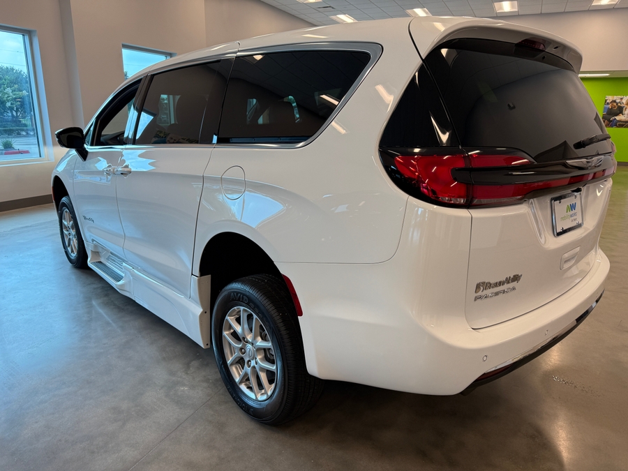 White Chrysler Pacifica image number 4