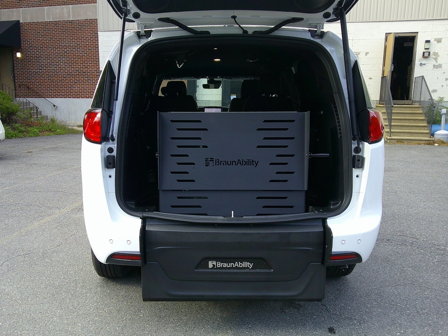 White Chrysler Voyager image number 10