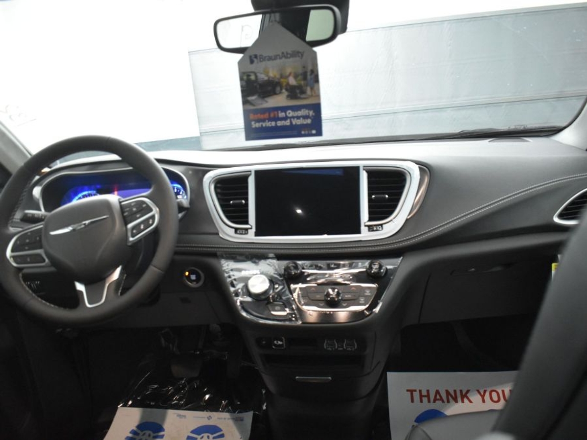 2025 CHRYSLER PACIFICA - Image 13