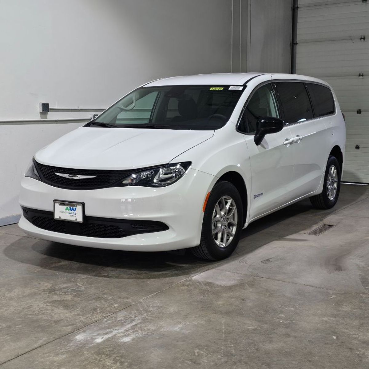 White Chrysler Voyager image number 8