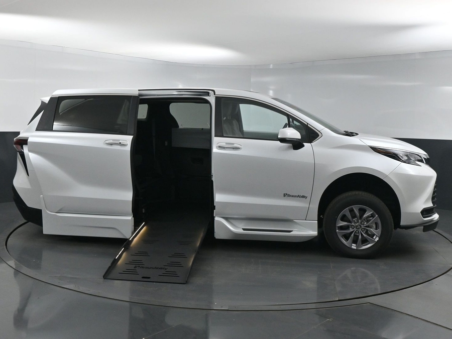 New 2025 Toyota Sienna Hybrid XLE Base - BraunAbility Side Entry Entry Fold Out Automatic Ramp