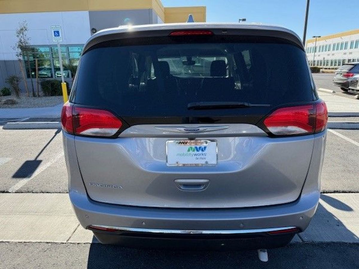 Silver Chrysler Pacifica image number 15