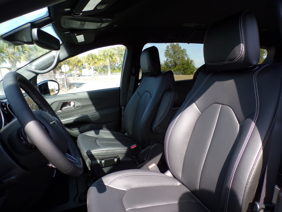 Black Chrysler Pacifica image number 42