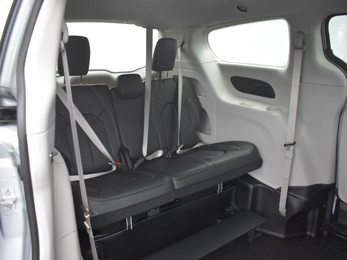 Silver Chrysler Pacifica image number 2