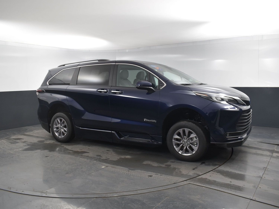 New 2025 Toyota Sienna Hybrid XLE Plus - BraunAbility Side Entry Entry In Floor Automatic Ramp