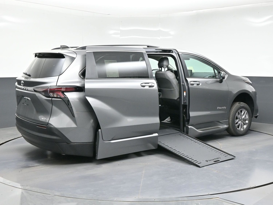 New 2026 Toyota Sienna Hybrid XLE Add - BraunAbility Side Entry In Floor Automatic Ramp