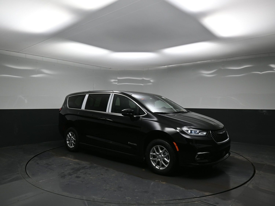 Black Chrysler Pacifica image number 17