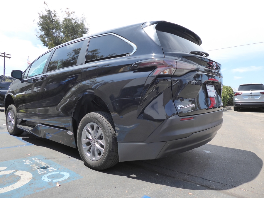 Used 2024 Toyota Sienna Hybrid LE Base - BraunAbility Side Entry Fold Out Automatic Ramp