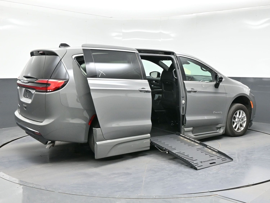 Used 2025 Chrysler Pacifica Select - BraunAbility Side Entry Entry Fold Out Automatic Ramp