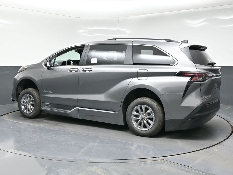 Grey Toyota Sienna image number 3