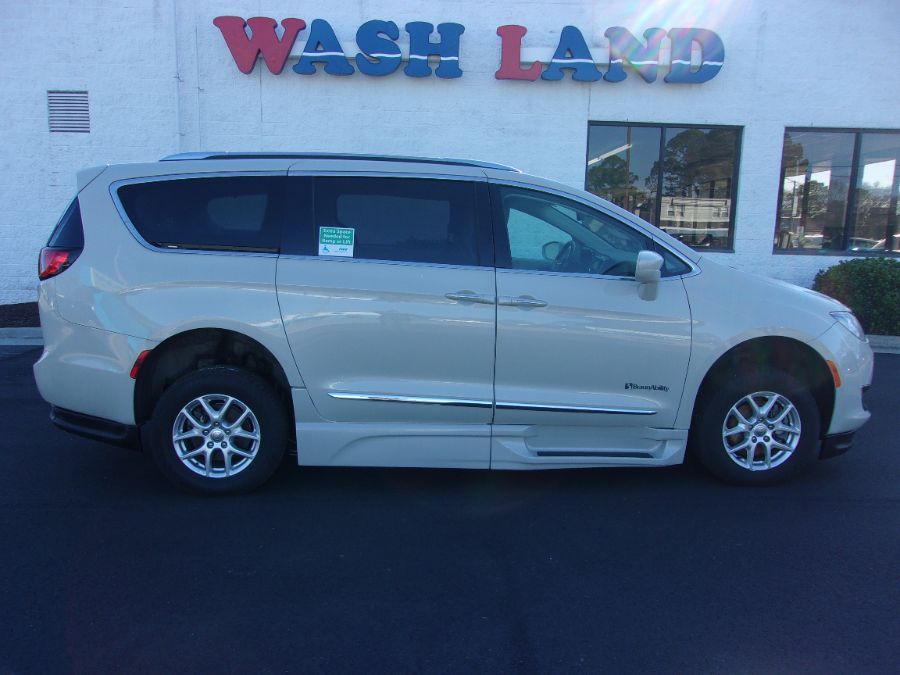 White Chrysler Pacifica image number 9