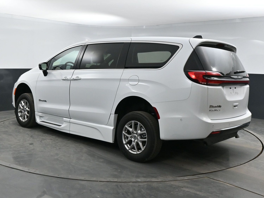 New 2025 Chrysler Pacifica Select Safety - BraunAbility Side Entry Entry In Floor Automatic Ramp