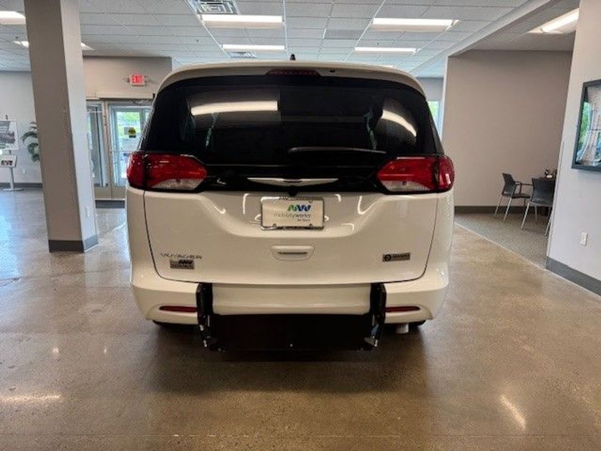 White Chrysler Voyager image number 4