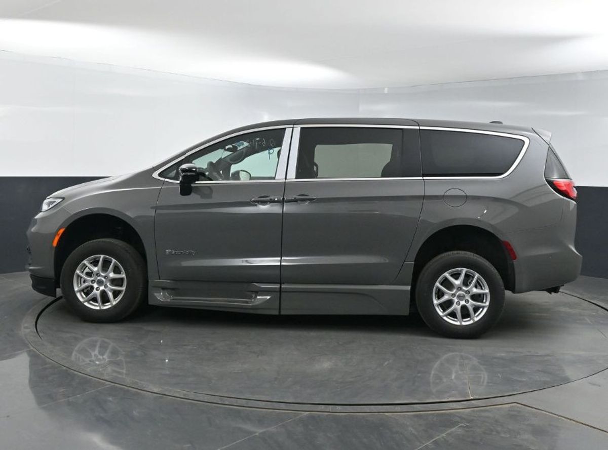 Grey Chrysler Pacifica image number 20