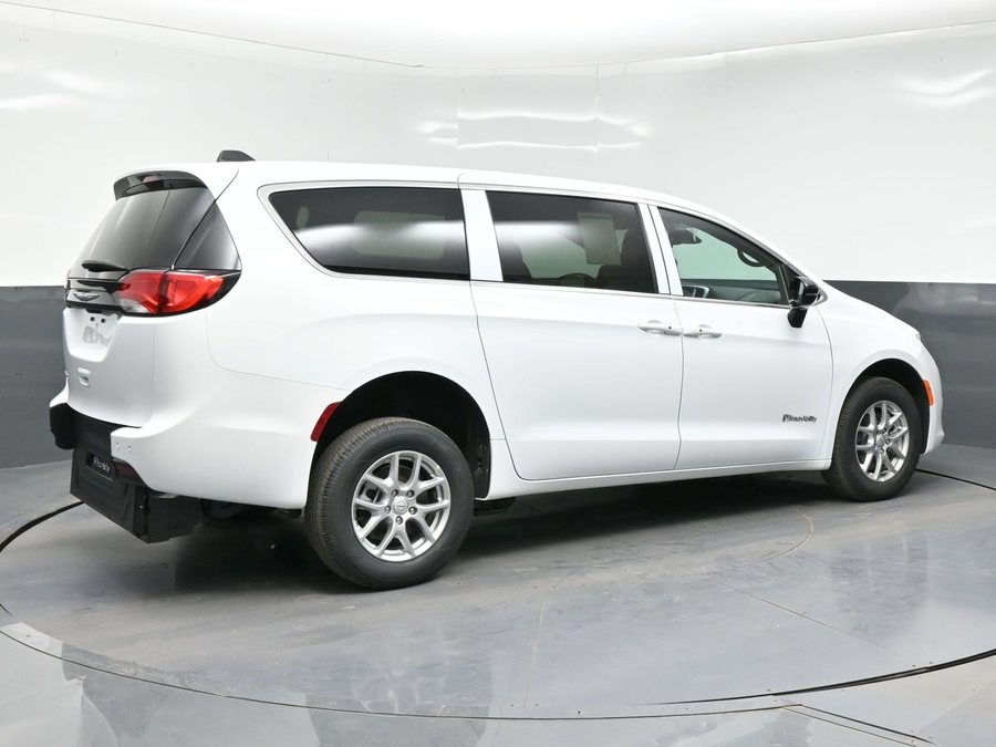 White Chrysler Voyager image number 4