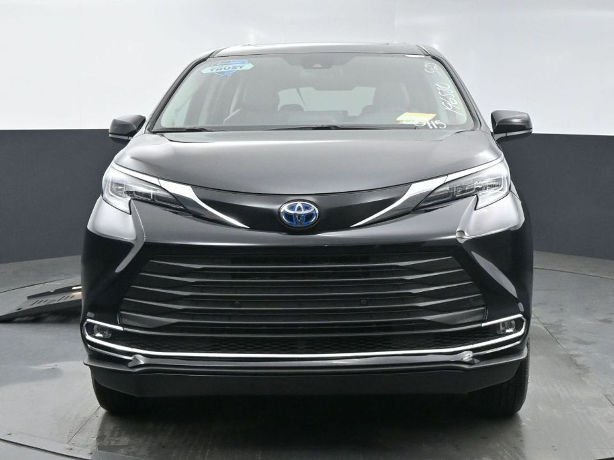 Black Toyota Sienna image number 19