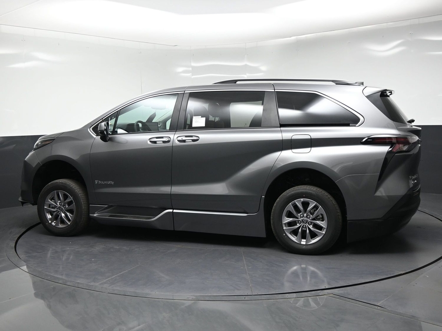 New 2026 Toyota Sienna Hybrid XLE Add - BraunAbility Side Entry Fold Out Automatic Ramp