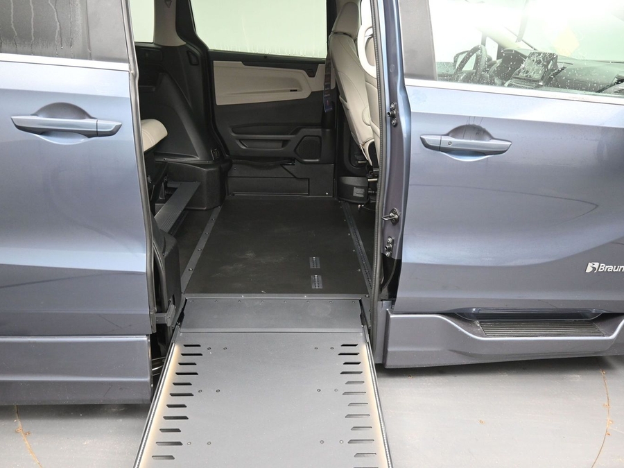Blue Honda Odyssey image number 10