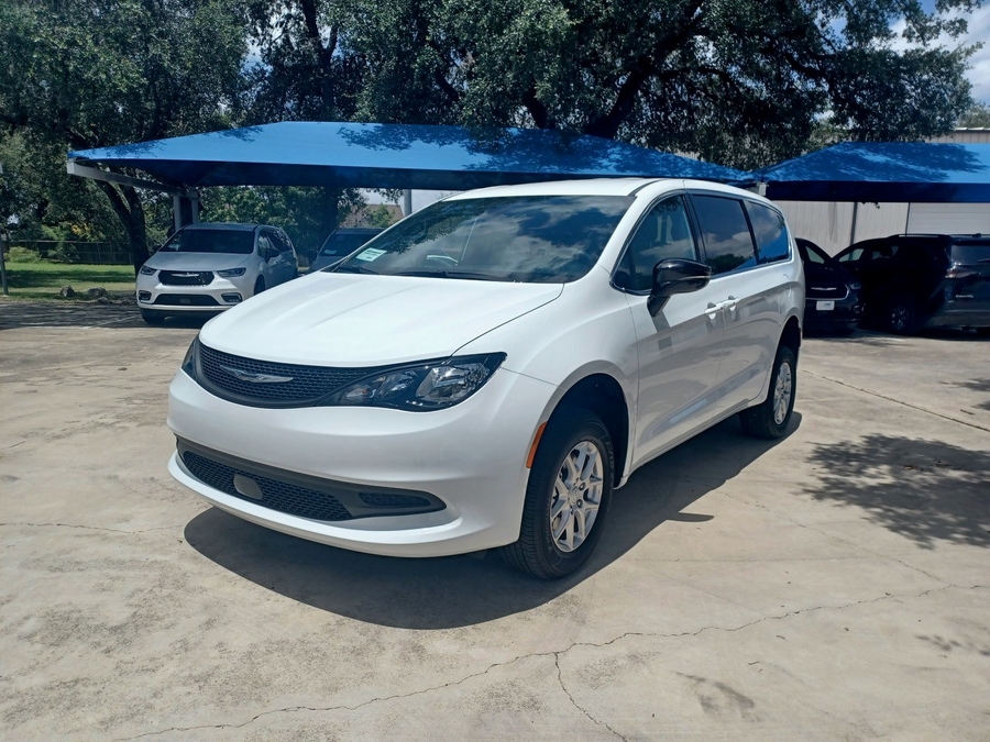 White Chrysler Voyager image number 7