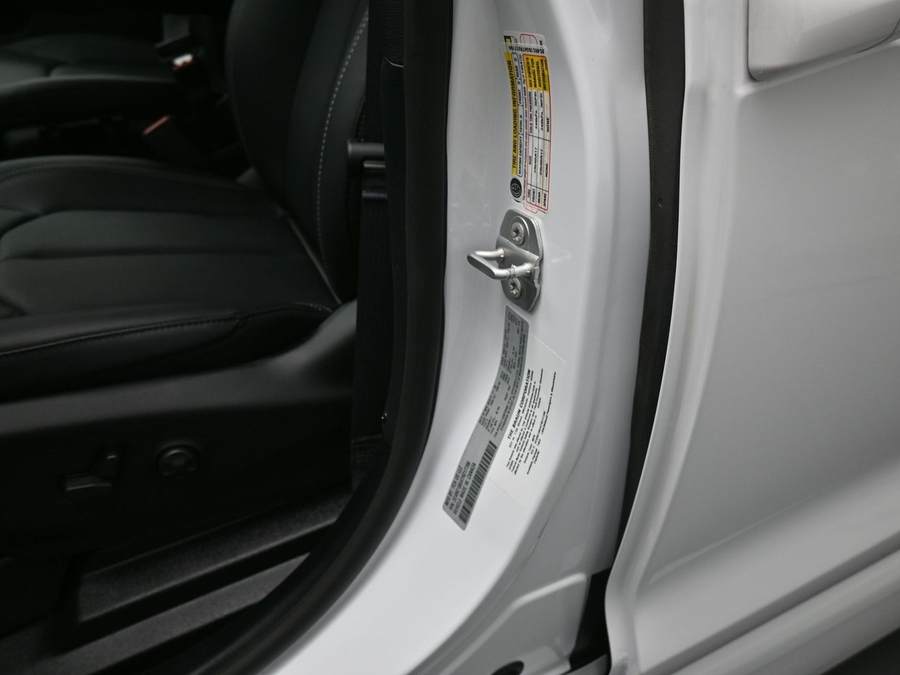 White Chrysler Pacifica image number 9