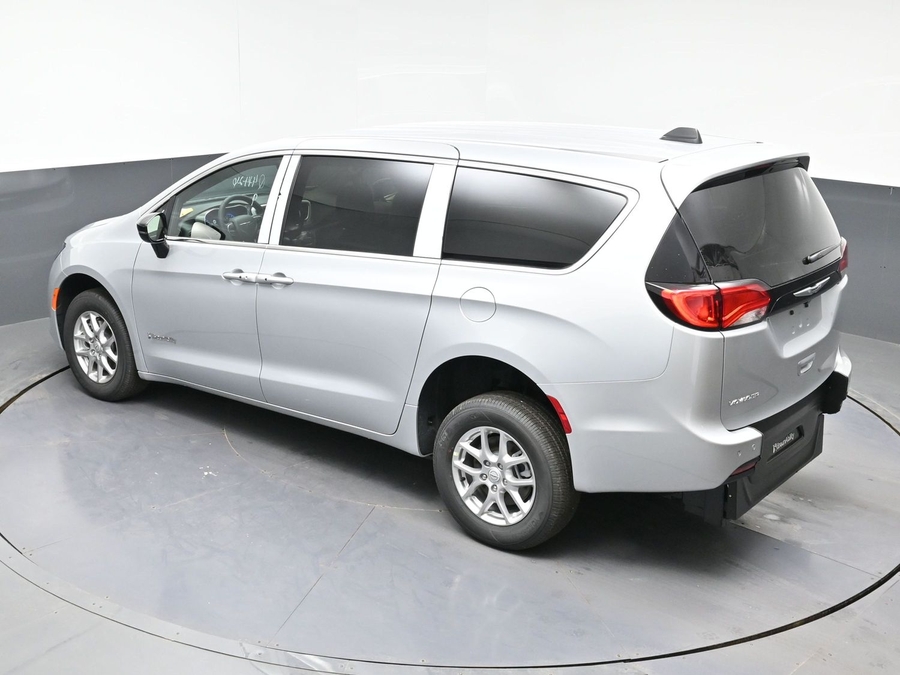 Silver Chrysler Voyager image number 23