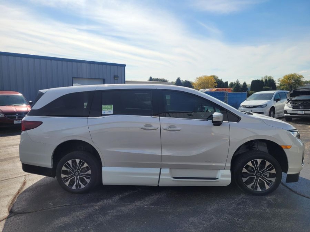 White Honda Odyssey image number 4