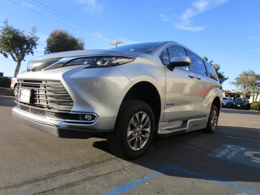 Used 2024 Toyota Sienna Hybrid XLE Base - BraunAbility Side Entry Entry Fold Out Automatic Ramp