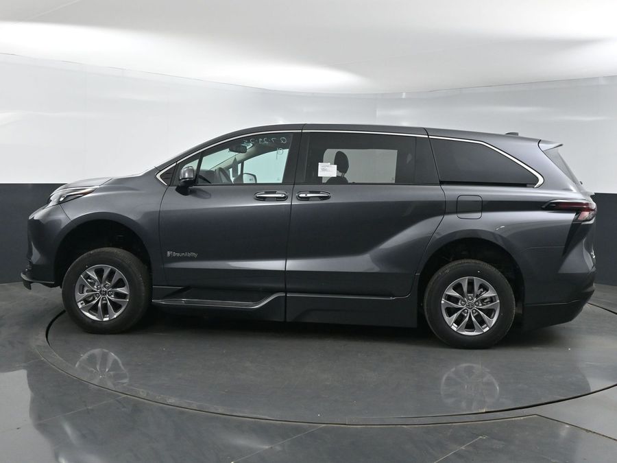 New 2025 Toyota Sienna Hybrid XLE Base - BraunAbility Side Entry Entry Fold Out Automatic Ramp
