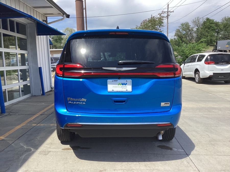Blue Chrysler Pacifica image number 6