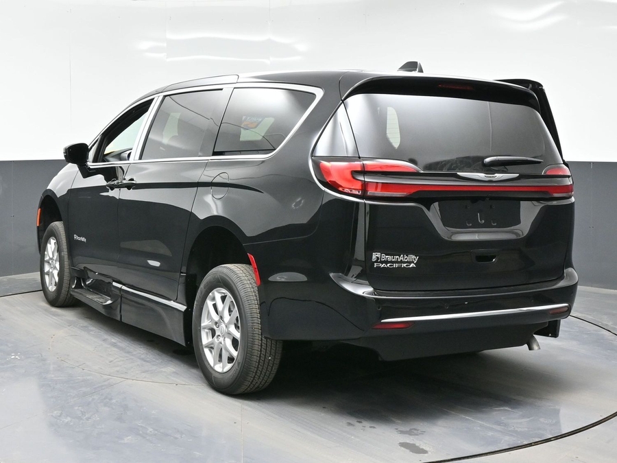 Black Chrysler Pacifica image number 8