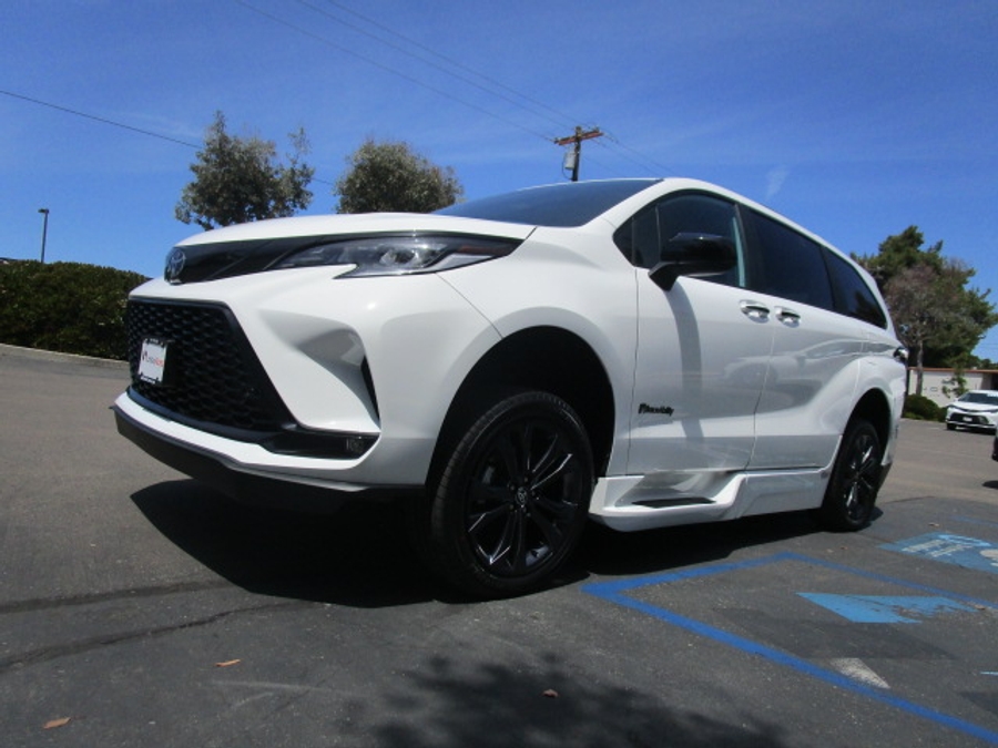 New 2026 Toyota Sienna Hybrid XSE Sport - BraunAbility Side Entry Entry In Floor Automatic Ramp