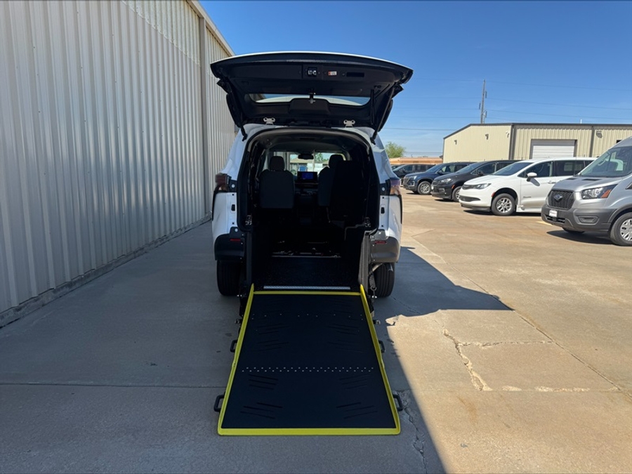 New 2026 Toyota Sienna Hybrid LE - Vantage Mobility Rear Entry Entry Fold Out Manual Ramp