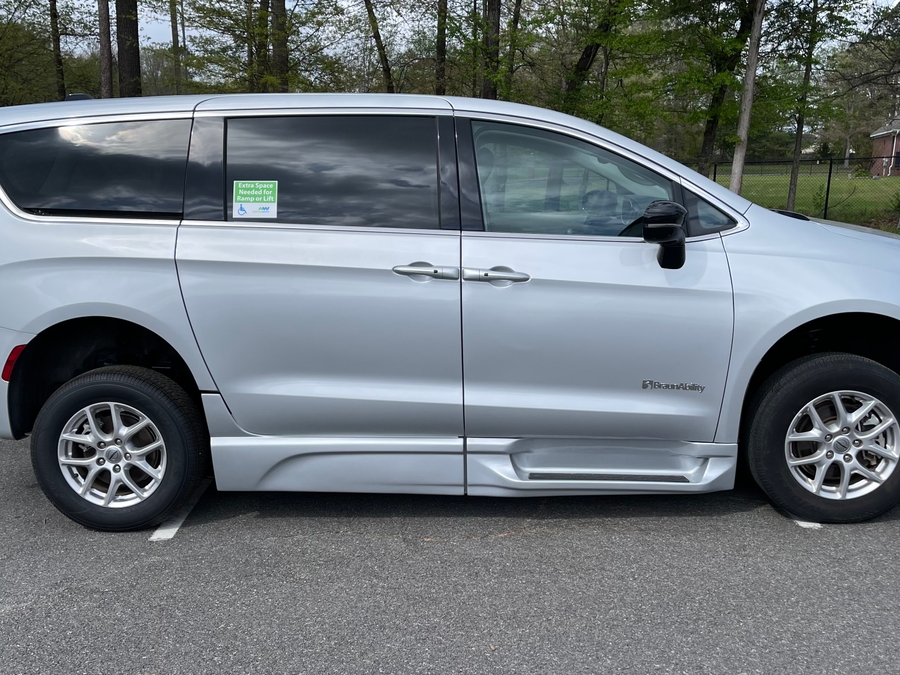 Silver Chrysler Pacifica image number 1