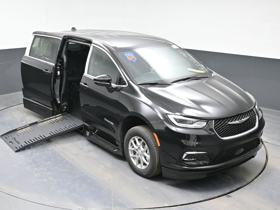 Black Chrysler Pacifica image number 22