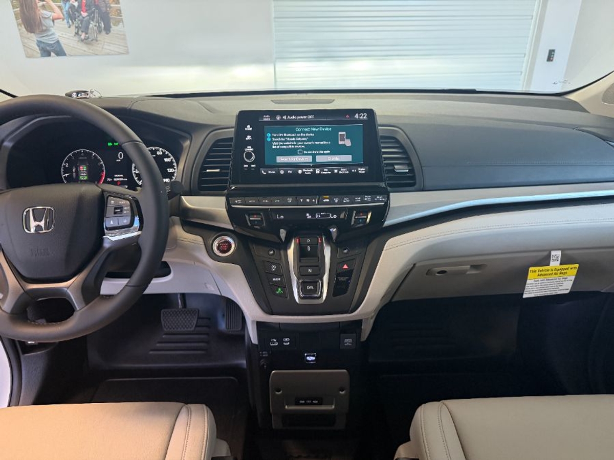 White Honda Odyssey image number 11