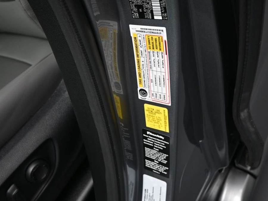 Grey Toyota Sienna image number 14