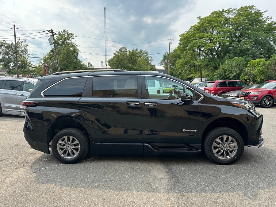 Black Toyota Sienna image number 2