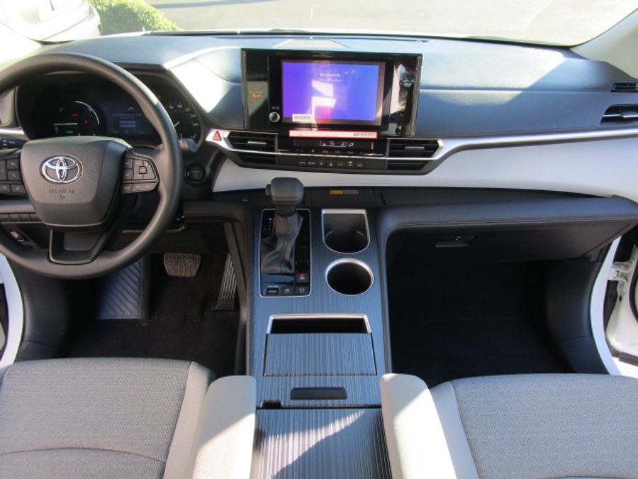 New 2026 Toyota Sienna Hybrid LE - Vantage Mobility Commercial Rear Entry Entry Fold Out Manual Ramp