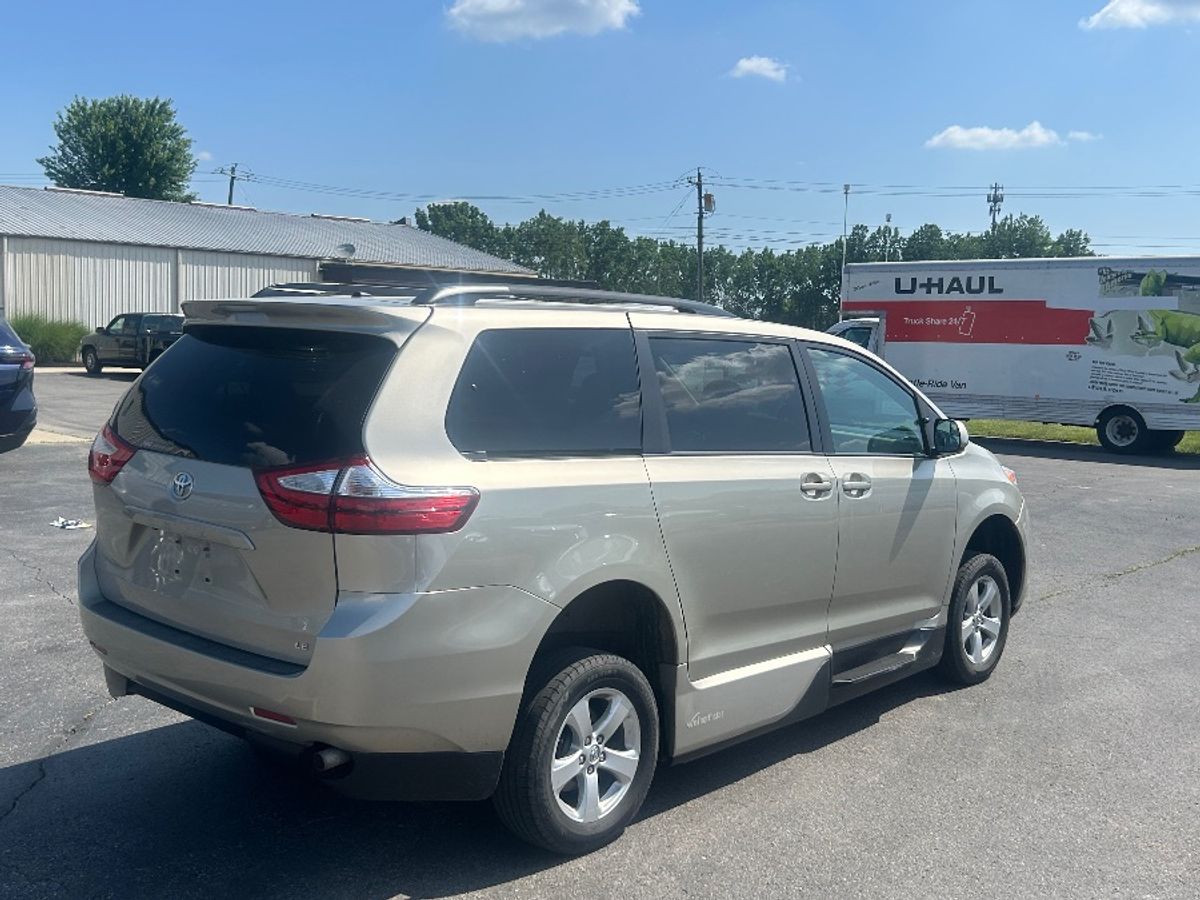 2017 TOYOTA SIENNA - Image 8