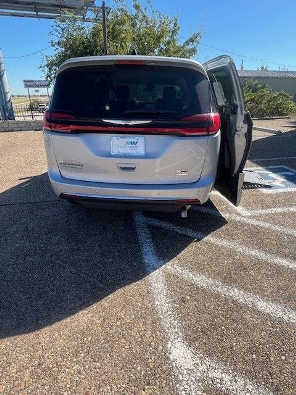 Silver Chrysler Pacifica image number 5