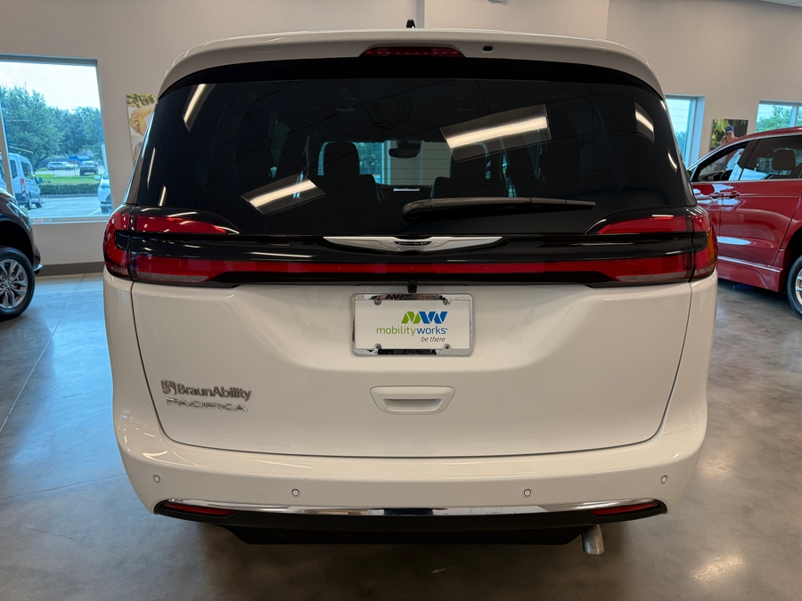 White Chrysler Pacifica image number 3