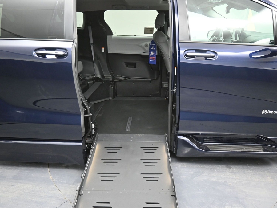 New 2025 Toyota Sienna Hybrid XLE Plus - BraunAbility Side Entry Entry Fold Out Automatic Ramp