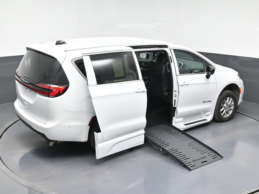 New 2025 Chrysler Pacifica Select Safety - BraunAbility Side Entry Entry Fold Out Automatic Ramp