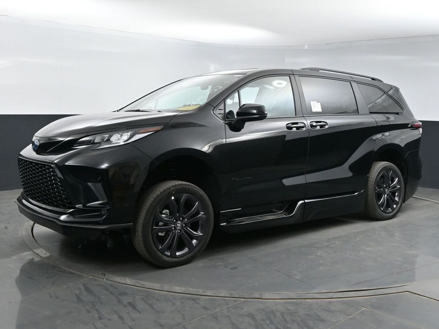 New 2025 Toyota Sienna Hybrid XSE Sport - BraunAbility Side Entry Entry Fold Out Automatic Ramp