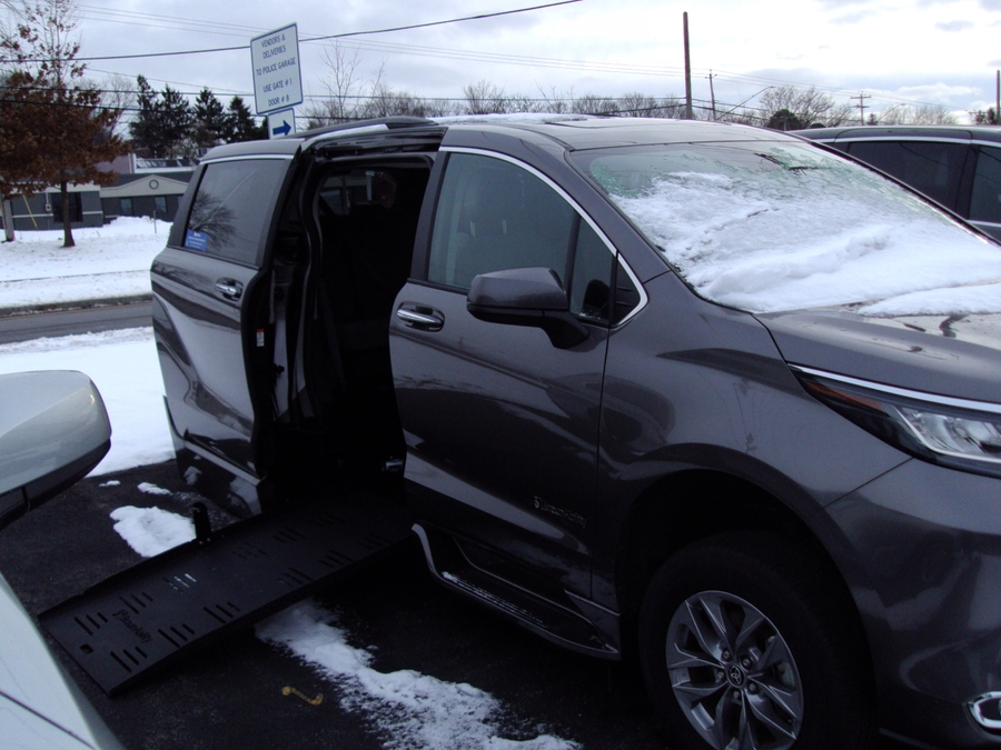 2022 Toyota Sienna XLE's photo