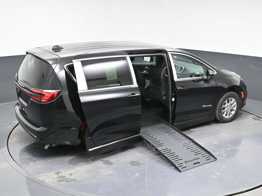 Black Chrysler Pacifica image number 25