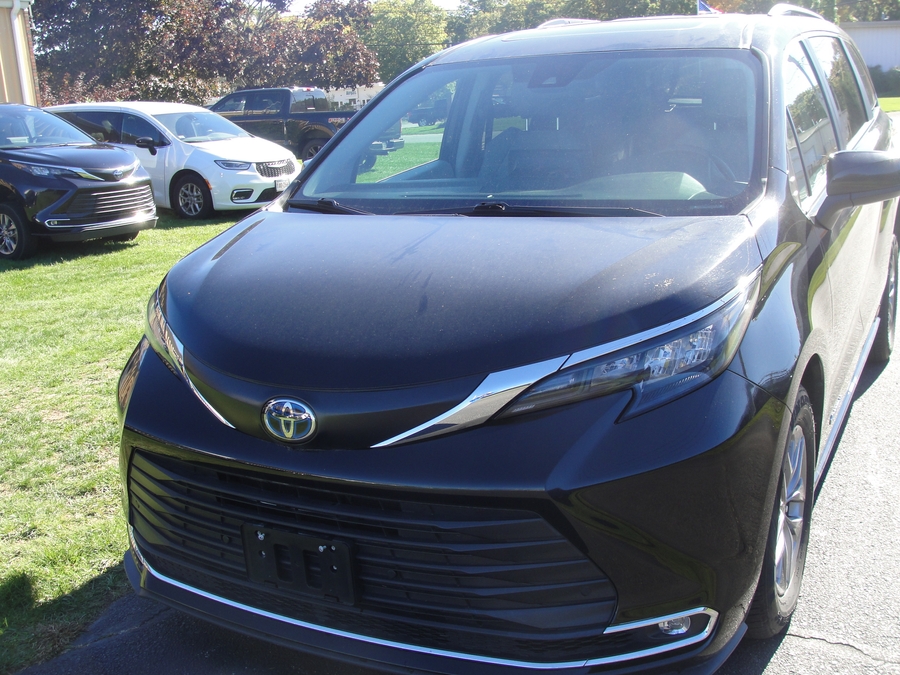 Black Toyota Sienna with Rear Entry Manual Fold Out ramp