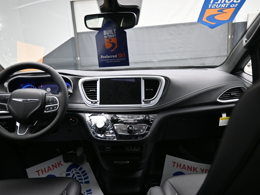 Black Chrysler Pacifica image number 9