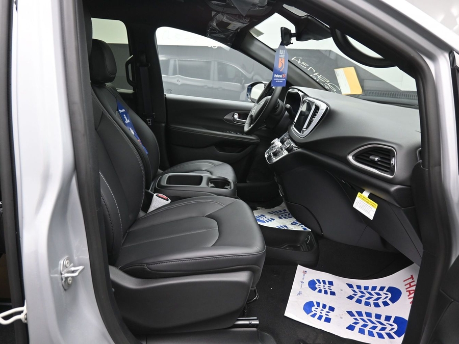 Silver Chrysler Voyager image number 11